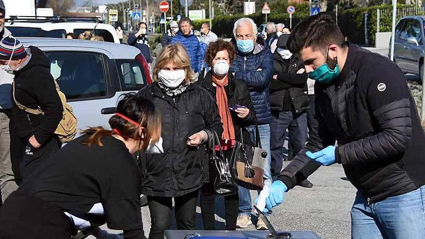 Mascherine non più per strada ma consegnate rimanendo in auto