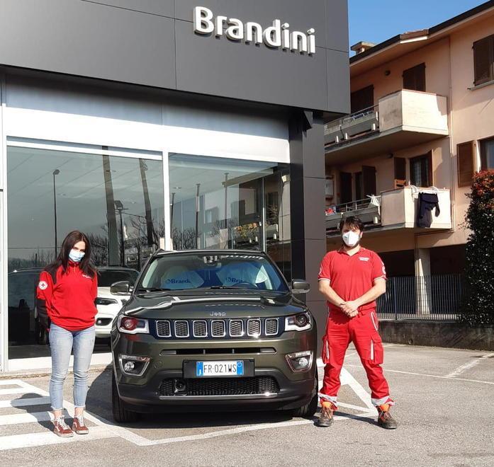 Brandini consegna auto alla Cri per distribuire gli aiuti 