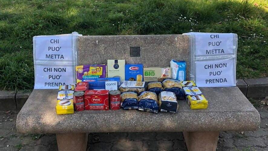 E in tutti i quartieri spuntano le “panchine della solidarietà”