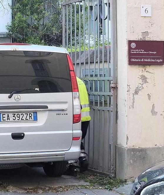 Trovato impiccato dal padre in un capannone
