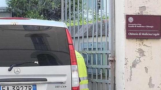 Trovato impiccato dal padre in un capannone