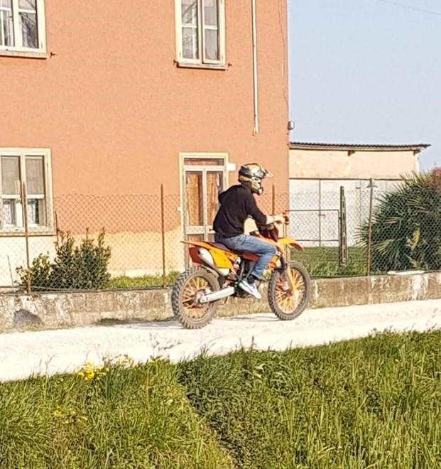 Fanno motocross lungo via Argine Cittadini infuriati 