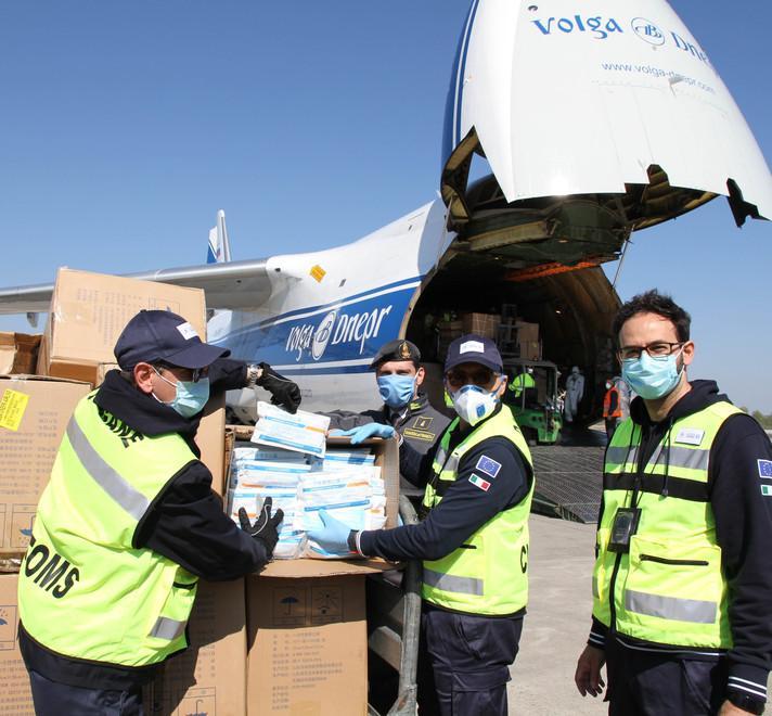 Tute, mascherine e occhiali arrivano in aereo dalla Cina
