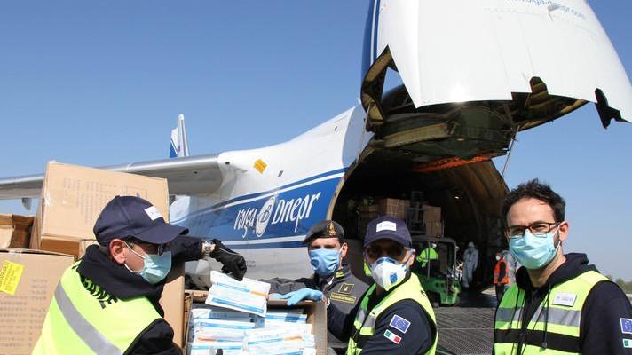 Tute, mascherine e occhiali arrivano in aereo dalla Cina