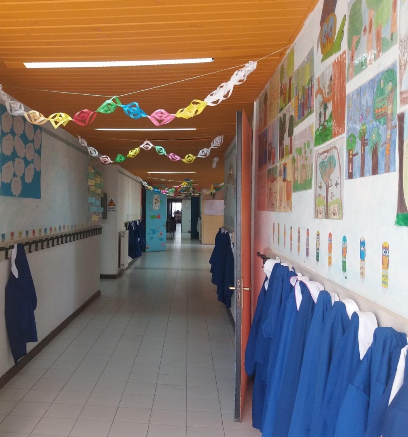 Le foto delle maestre da bimbe e la sfida agli alunni: riconosceteci