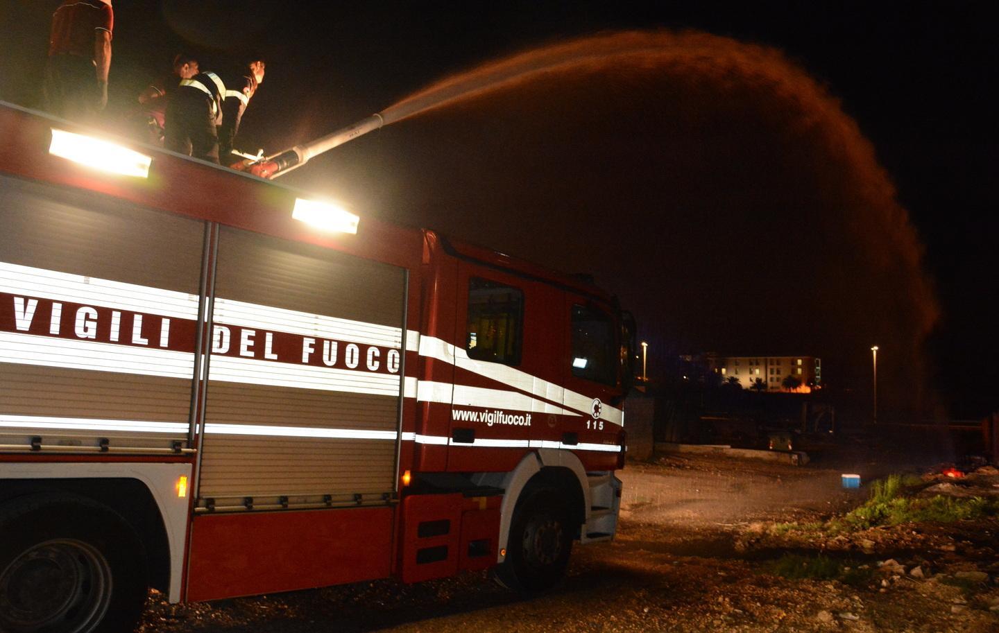 Camper in fiamme, paura al campo nomadi 