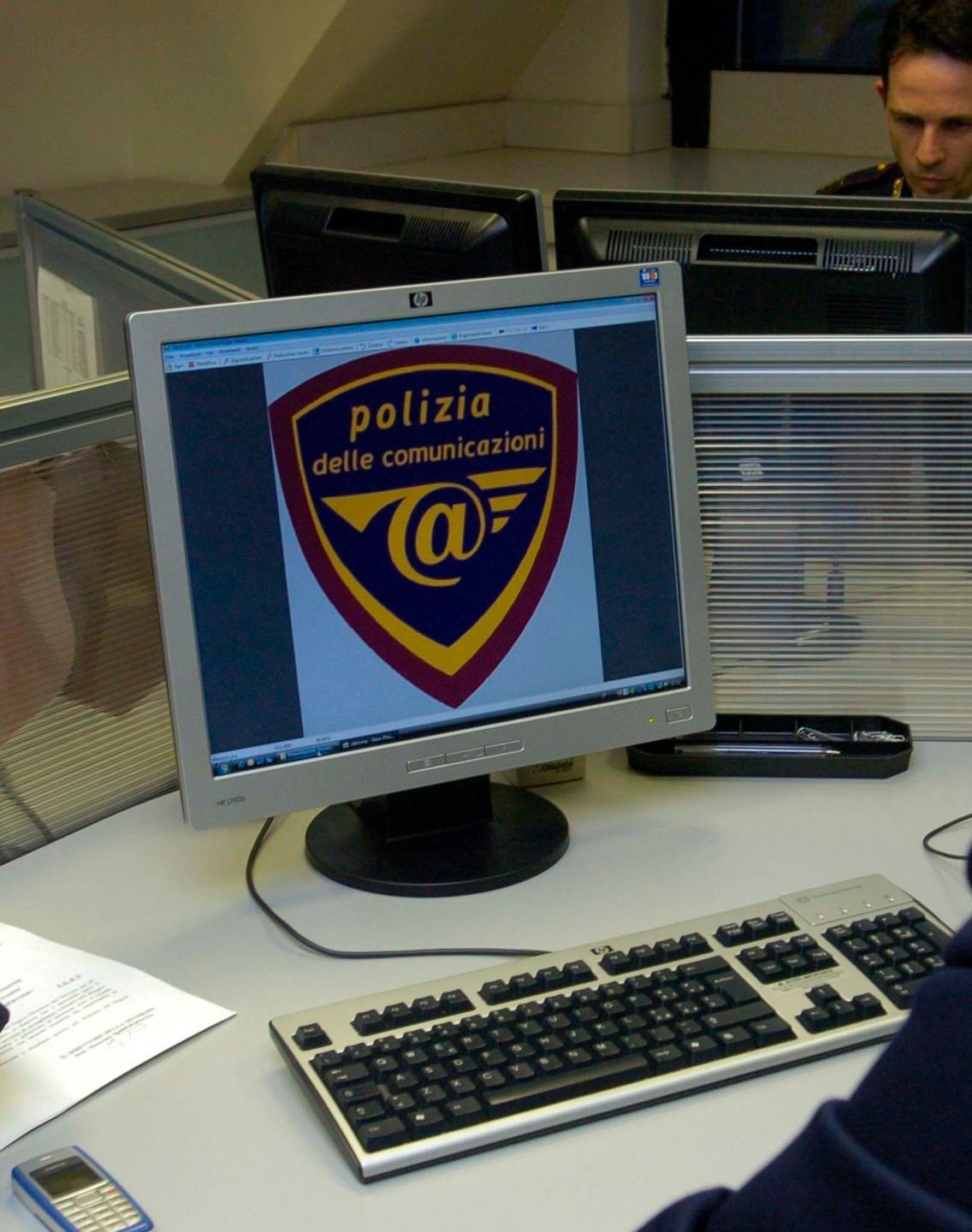 Foto hard sulla chat, è allarme a Nuoro