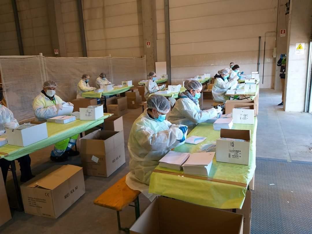 I volontari della Protezione civile di Lucca imbustano le mascherine che saranno consegnate alle famiglie