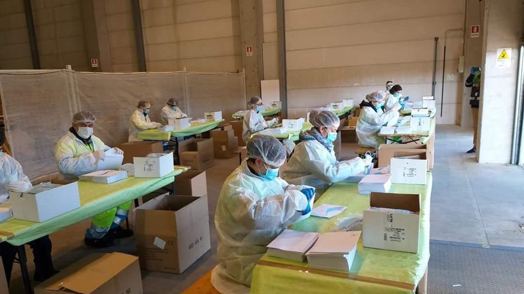 I volontari della Protezione civile di Lucca imbustano le mascherine che saranno consegnate alle famiglie