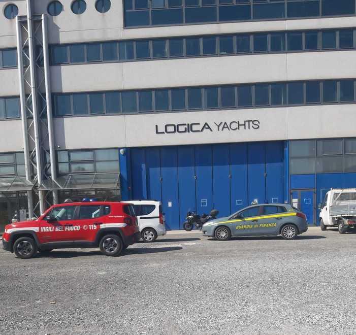 Un verifica di vigili del fuoco e finanza in una azienda della nautica