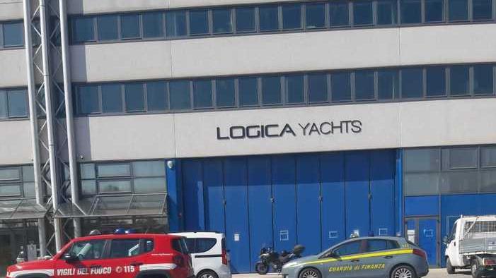 Un verifica di vigili del fuoco e finanza in una azienda della nautica