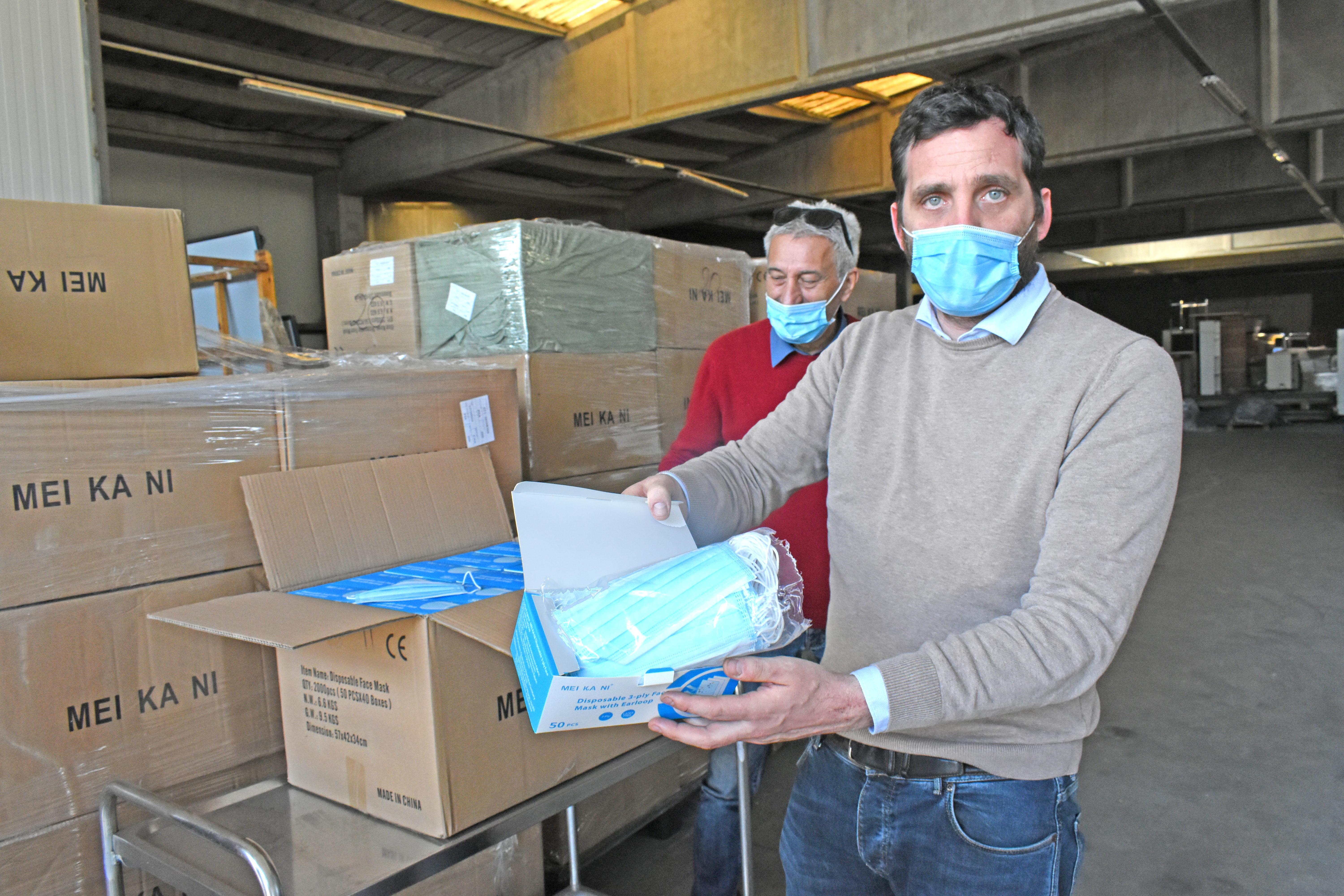 Il sindaco Tomasi mostra alcune delle 198.000 mascherine pronte per la distribuzione