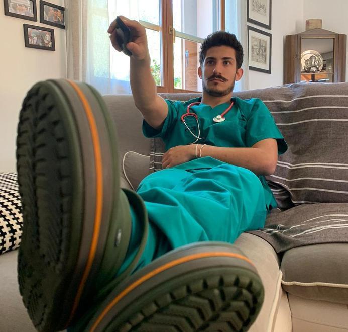 Francesco Pecchia, giovanissimo medico, ha lasciato il divano per seguire i malati di Covid