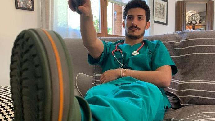Francesco Pecchia, giovanissimo medico, ha lasciato il divano per seguire i malati di Covid