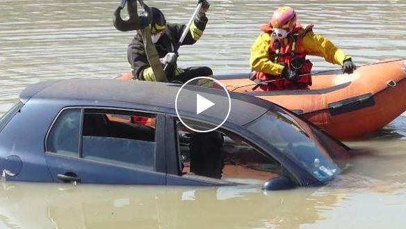Ferrara, in auto col cane, si distrae e finisce in acqua