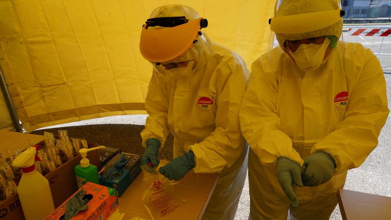 Personale sanitario mentre prepara i tamponi (Foto Franco Silvi)