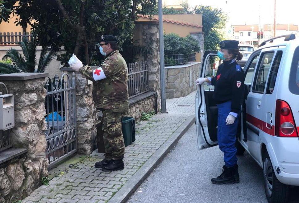 Volontari della Croce Rossa di Viareggio al lavoro per fronteggiare l'emergenza Covid-19