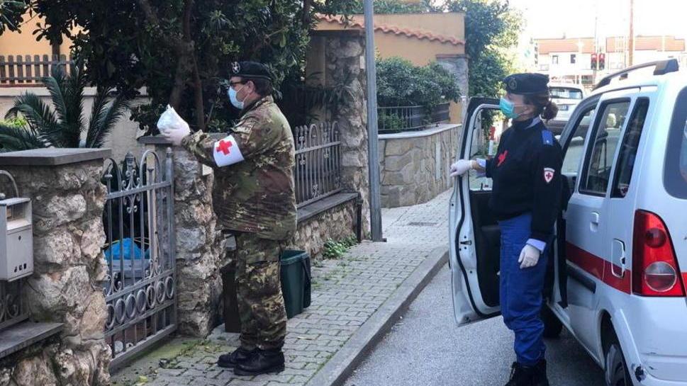 Volontari della Croce Rossa di Viareggio al lavoro per fronteggiare l'emergenza Covid-19