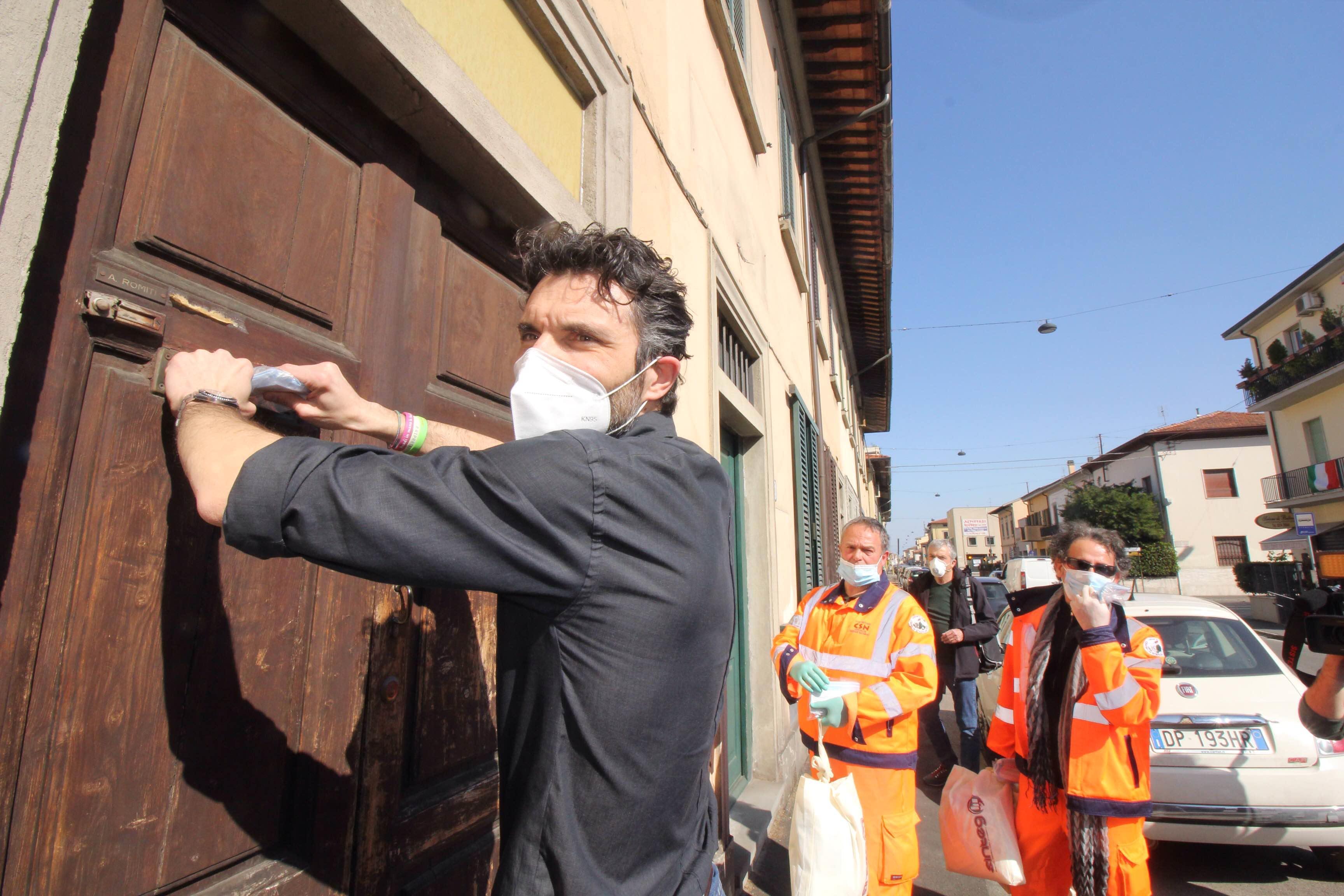 Il sindaco di Prato Matteo Biffoni consegna di persona le prime buste contenenti le mascherine (foto Batavia)