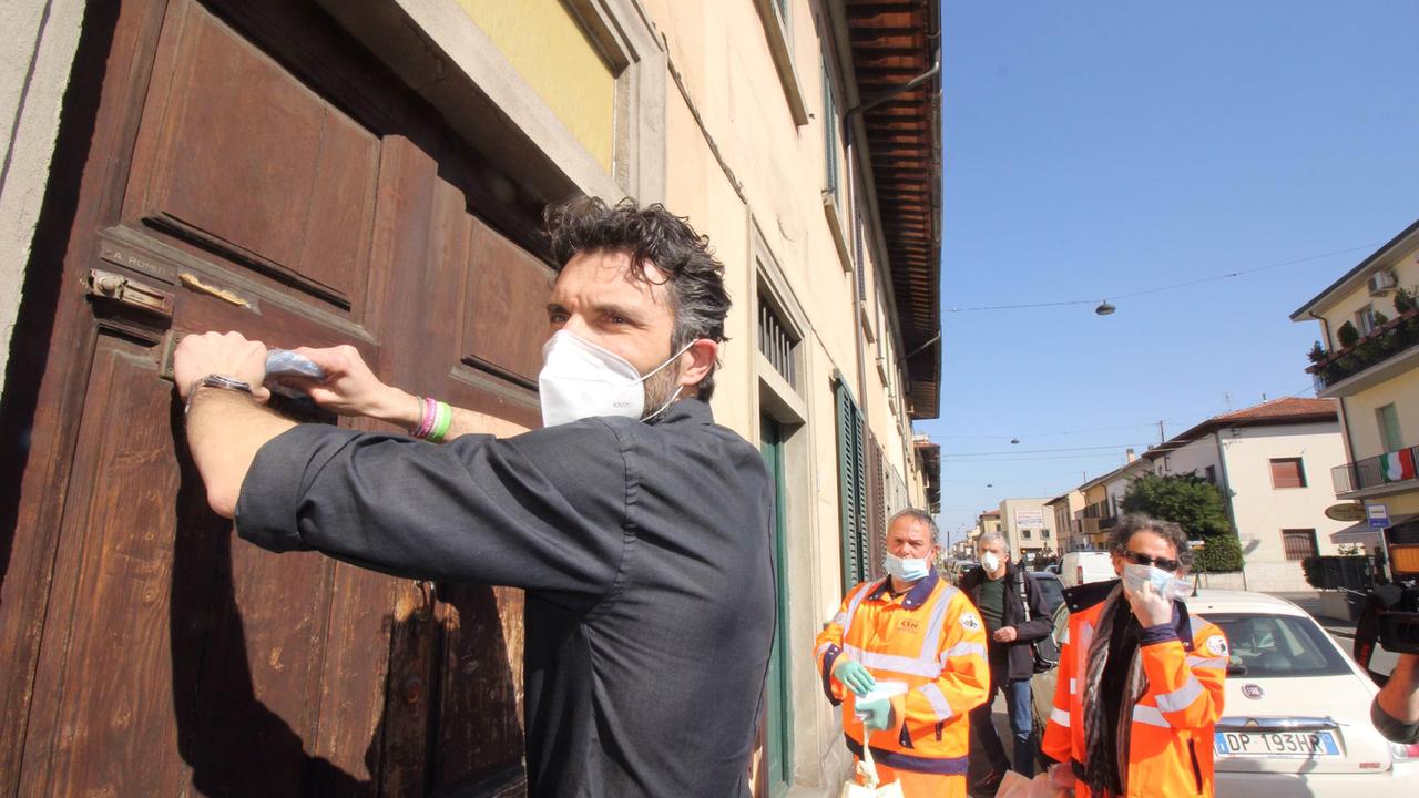 Il sindaco di Prato Matteo Biffoni consegna di persona le prime buste contenenti le mascherine (foto Batavia)