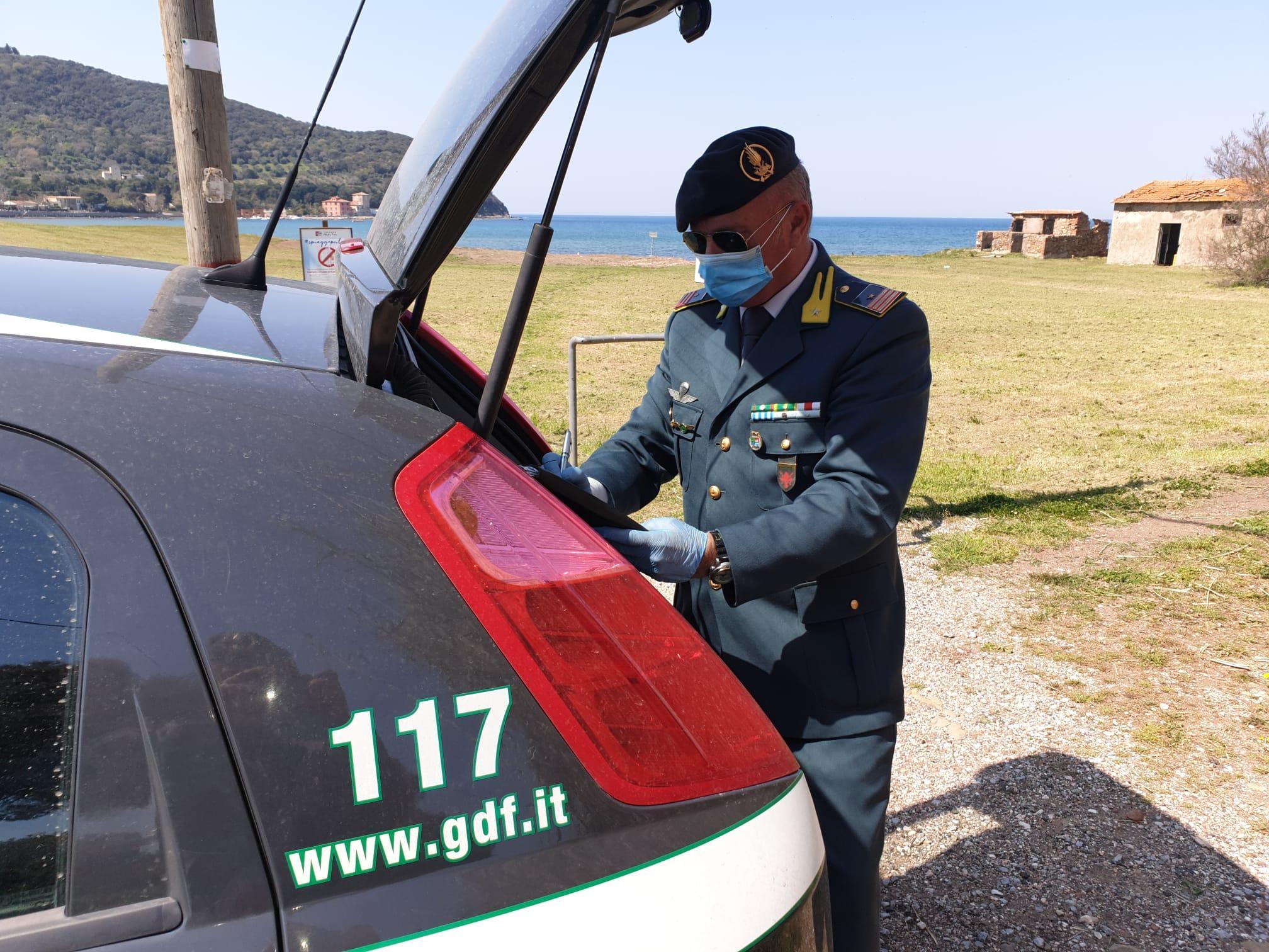 Pranzo con multa in spiaggia: due operai pizzicati dalla Finanza 