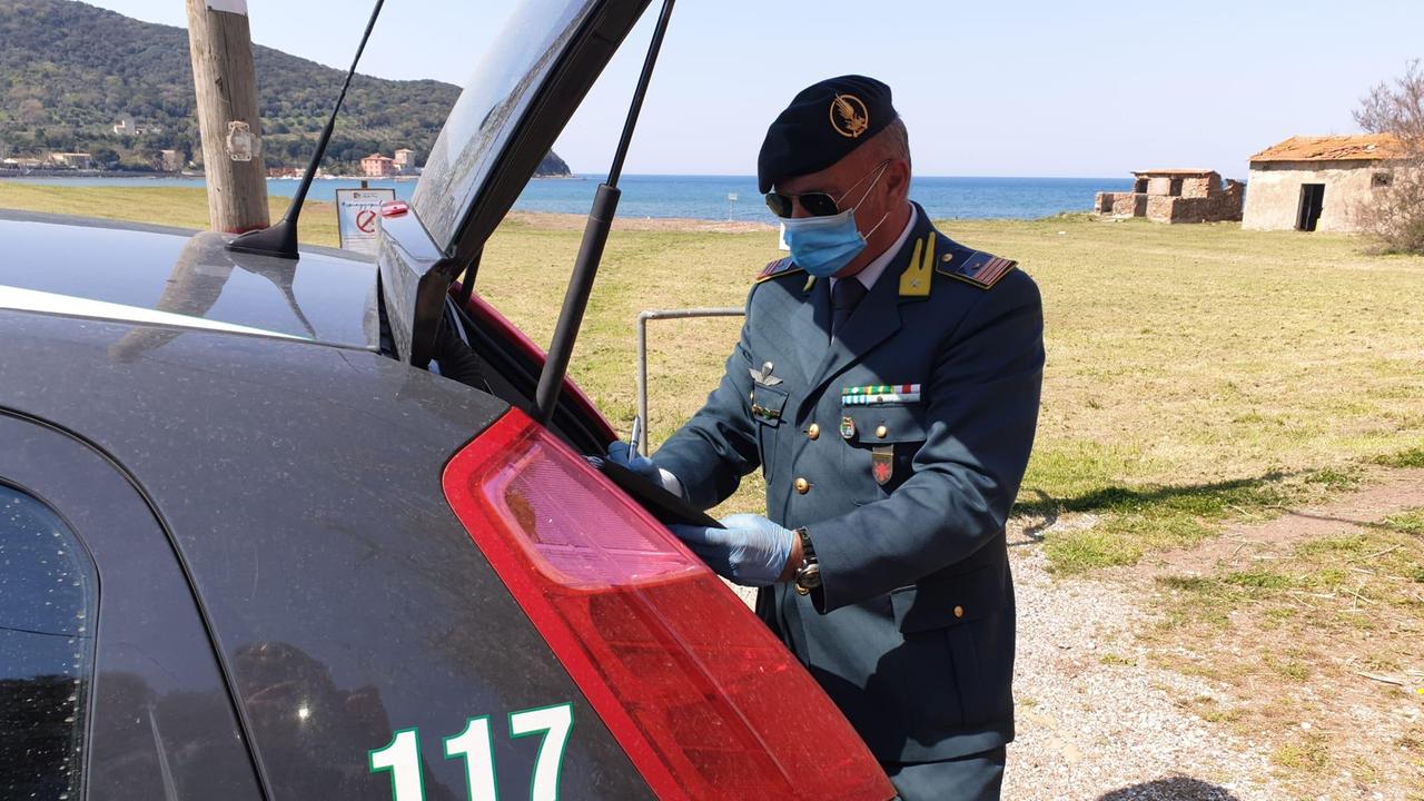 Pranzo con multa in spiaggia: due operai pizzicati dalla Finanza