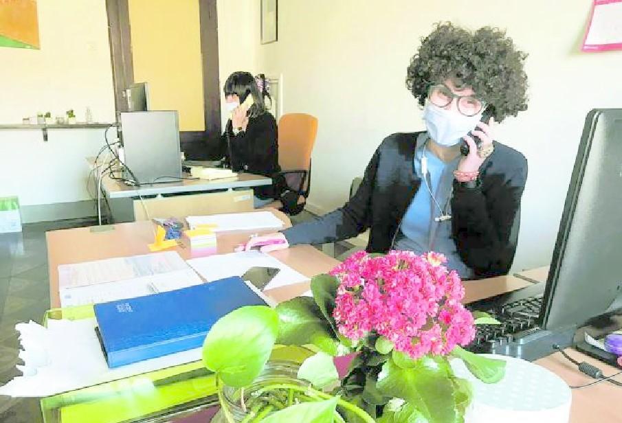Le operatrici del Comune di Pisa mentre ricevono le telefonate