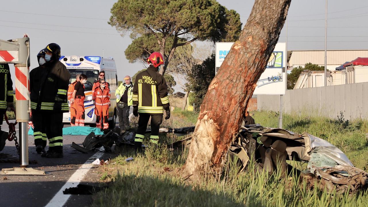 L'auto distrutta del giovane morto sull'Arnaccio, a Collesalvetti (Foto Marzi)