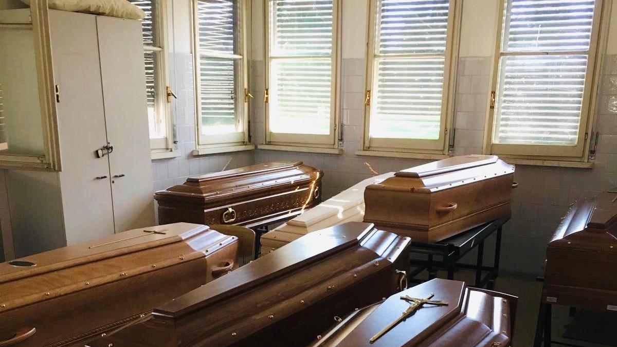 Coronavirus, feretri stipati a Coviolo per il picco dei decessi. Reggio aumenta le cremazioni