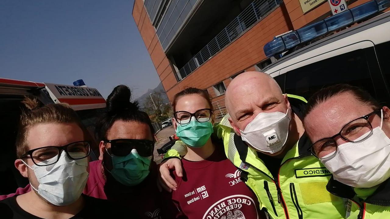 Il gruppo della Croce Bianca di Querceta e dell'automedica nord intervenuto sul posto