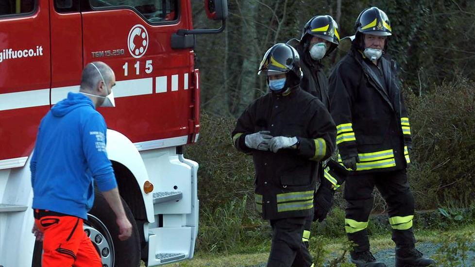 Finisce sotto al trattore nel campo di mele Muore professore di agronomia a Fornoli