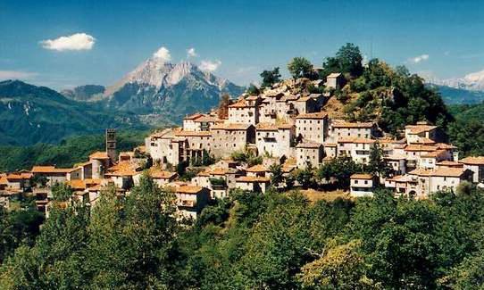 Montefegatesi e la Pasqua Il paese chiude le porte 