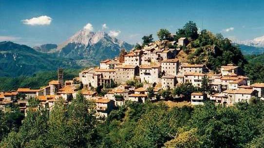 Montefegatesi e la Pasqua Il paese chiude le porte
