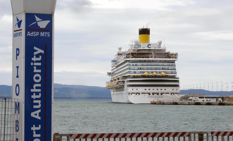 Rifiuti e acque reflue della nave verranno portati a Livorno 