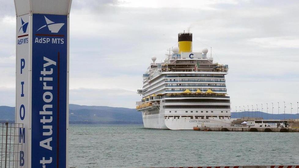 Rifiuti e acque reflue della nave verranno portati a Livorno