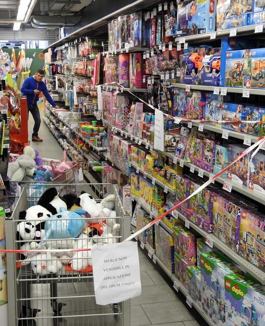 Penne, matite e quaderni vietati al supermercato 