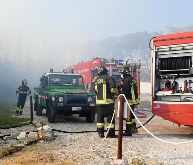 Rogo nel giardino di una villa divora un pezzo di ripa