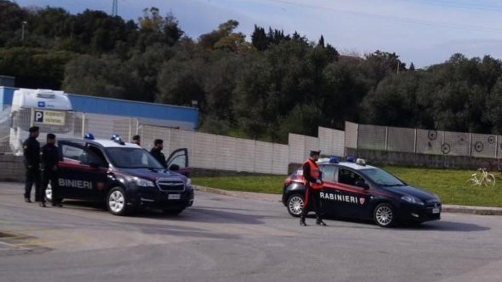 Al volante in stato d’ebbrezza finisce con l’auto nella rotonda