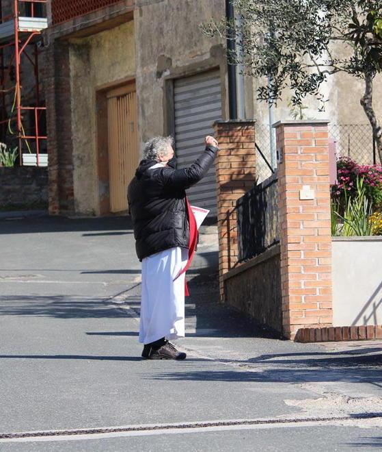 La benedizione dell’ulivo nel paese barricato in casa 