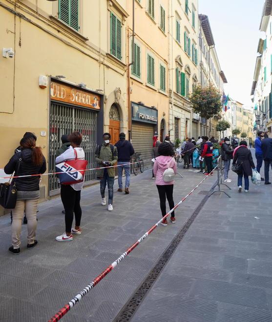 Coda per i bonus spesa davanti al Comune