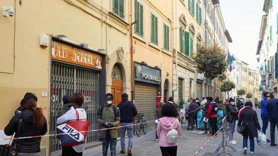 Coda per i bonus spesa davanti al Comune