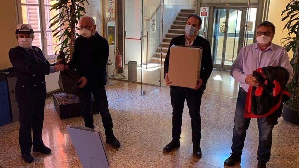 Giorgia, 12 anni, porta il suo regalo al Comune Garc dona mascherine