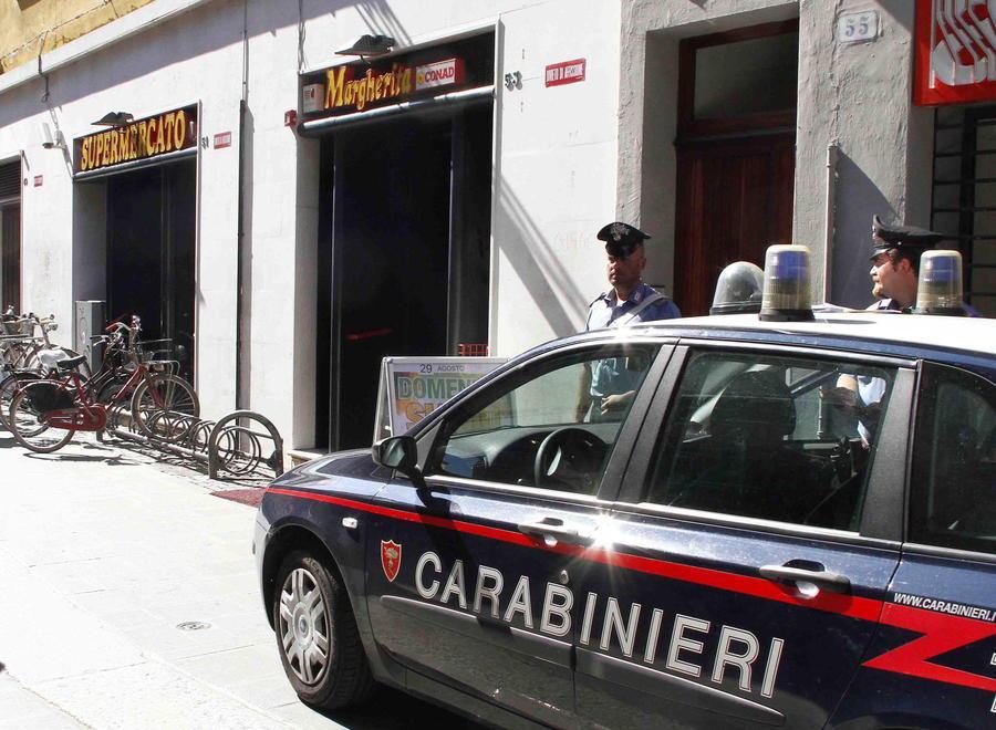 Commessi della Conad scaraventati a terra dal ladro che poi fugge 