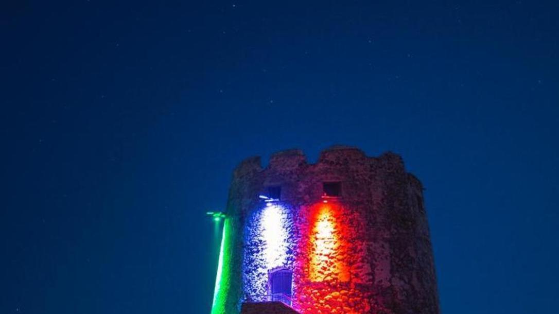 Il tricolore illumina la torre spagnola 