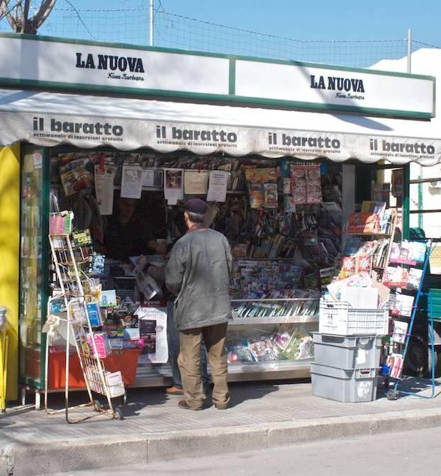 In città edicole aperte anche la domenica andare a comprare il giornale è consentito