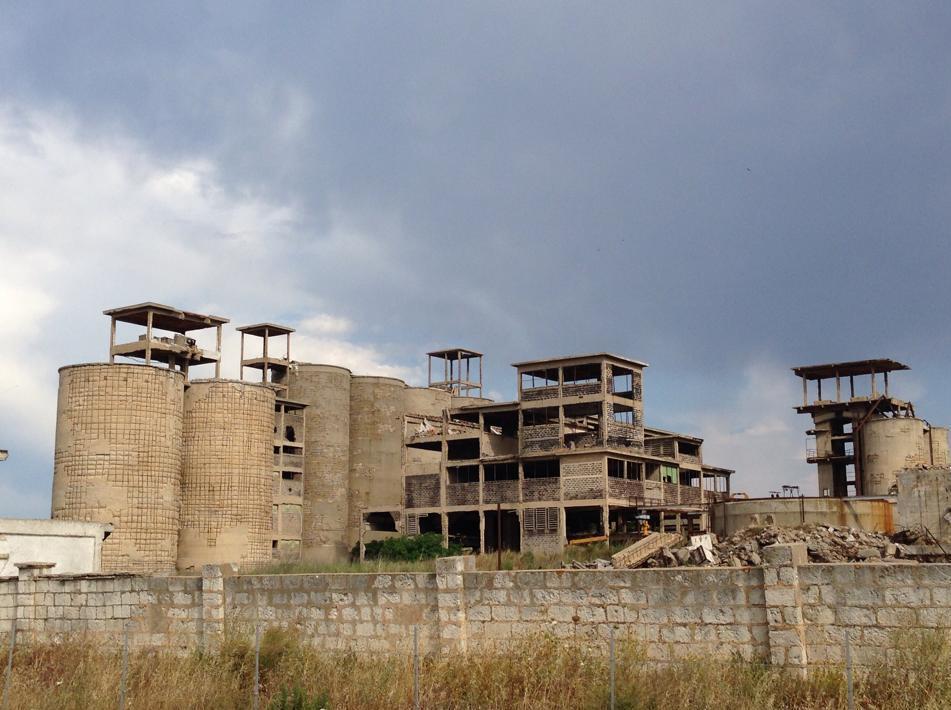 Chiusa al traffico la strada dell’ex stabilimento Cementir 