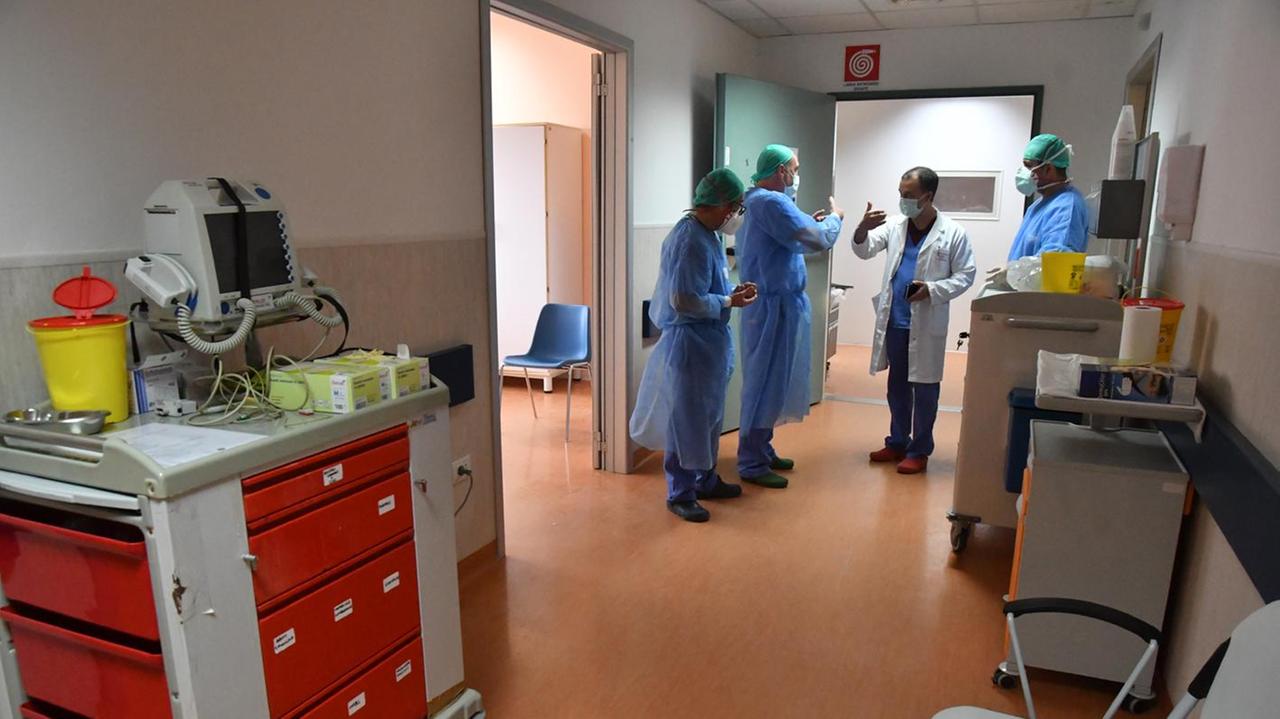 Coronavirus, l'ospedale San Martino «senza medici né protezioni» 