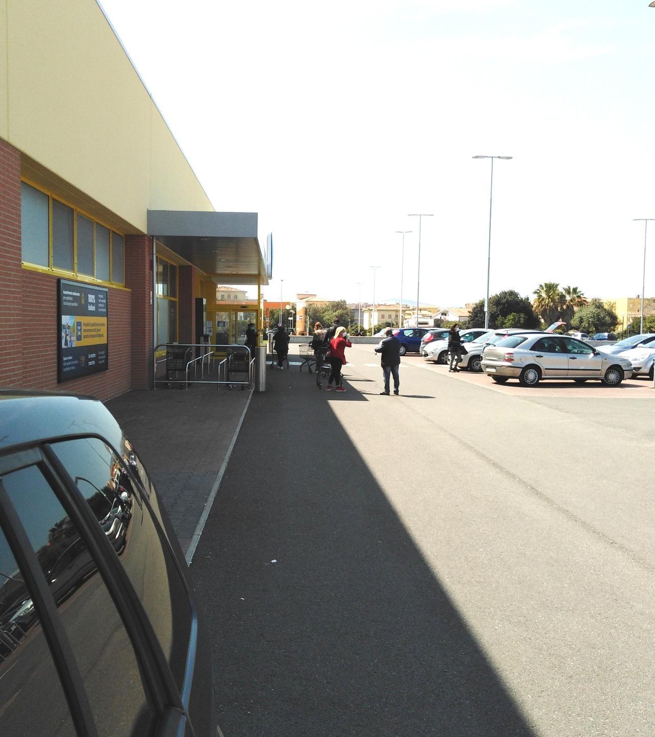 Guanti e mascherine per andare a fare la spesa 