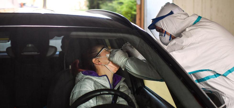 A Ferrara farmaci a casa e tamponi volanti in auto 
