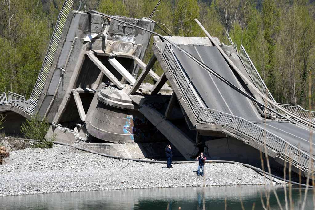 Il ponte crollato visto da vicino (foto Cuffaro)